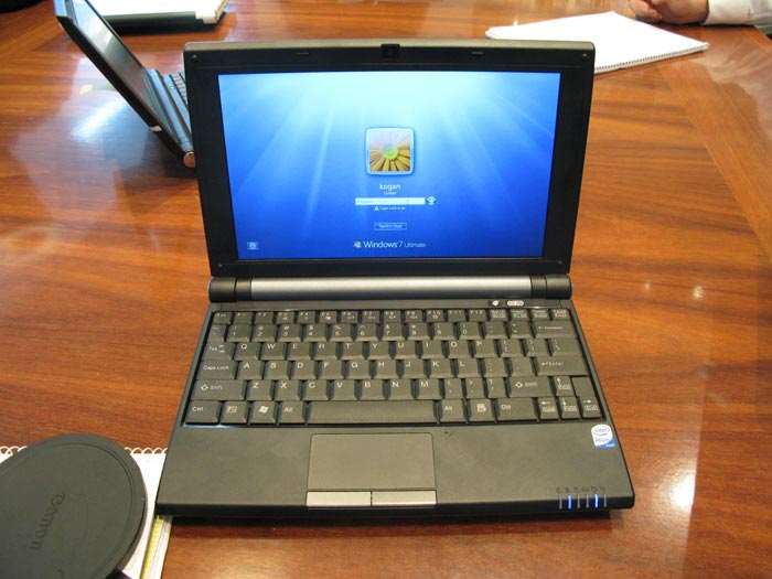 Review First Look Kogan Agora Netbook, a supercheap Wind lookalike