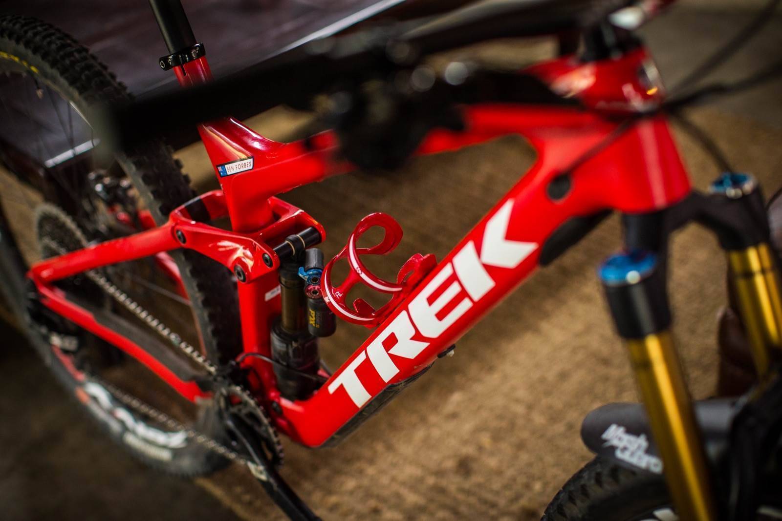 trek slash red