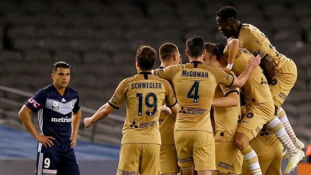 Wanderers stun Victory to top A-League Wanderers stun Victory to top A-League