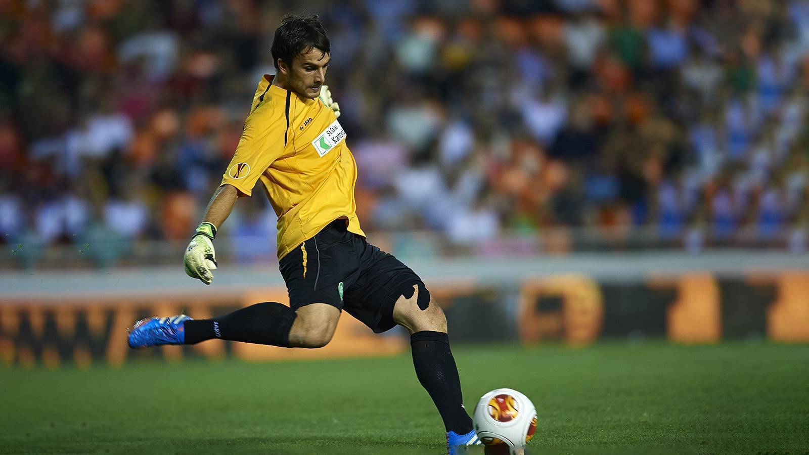 Wanderers sign Swiss keeper Lopar Wanderers sign Swiss keeper Lopar