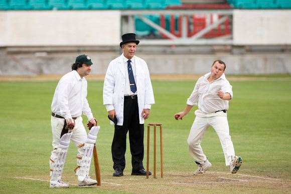 IS205IntoIt04 Mick Molloy, umpires with top hats ... what a crazy outing
