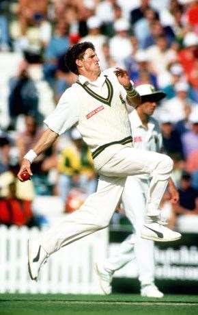 IS207DrinksWith02 Fanie de Villers in full flight.