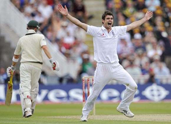 IS214DrinksWith04 Anderson gets rid of Clarke at Edgbaston. What we’d have given for a Reiffel .
