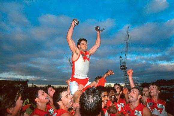 RoosPlaying Roosy celebrates game no. 300 on Swans shoulders in 2001