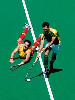 kookaburras2 Jamie Dwyer leaves Spain’s Rodrigo Garza in his wake at the Champions Trophy in Melbourne.