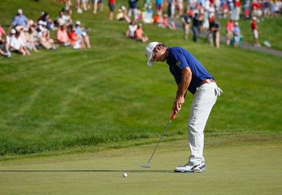 Kevin Streelman makes his birdie at the final hole to set the clubhouse mark at 15 under. PHOTO: Getty Images