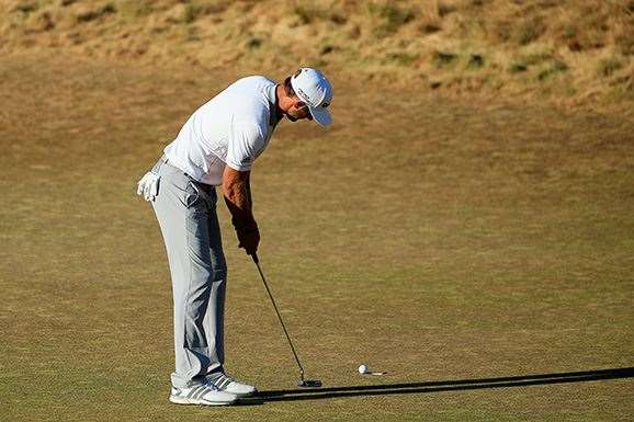 Dustin Johnson watches his missed birdie putt on the 18th green, leaving Spieth alone at the top of the leaderboard (Photo by David Cannon/Getty Images)