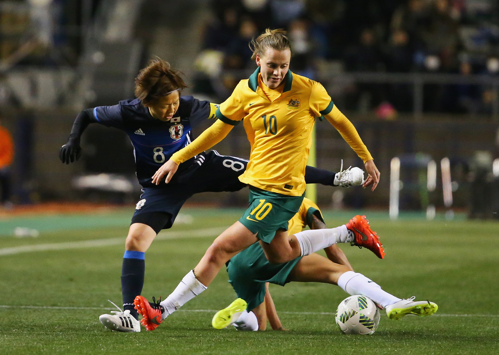 Emily van Egmond of Australia and Aya Miyama of Japan compete for the ball (Photo by Koji Watanabe/Getty Images)