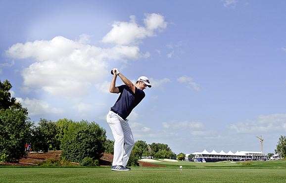 DUBAI, UNITED ARAB EMIRATES - NOVEMBER 22: Justin Rose of England hits his tee-shot on the 18th hole during the final round of the DP World Tour Championship on the Earth Course at Jumeirah Golf Estates on November 22, 2015 in Dubai, United Arab Emirates. (Photo by Andrew Redington/Getty Images)