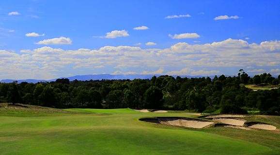 The par-4 7th hole tumbles downhill towards a green that welcomes bouncing approach shots – if they’re well judged.