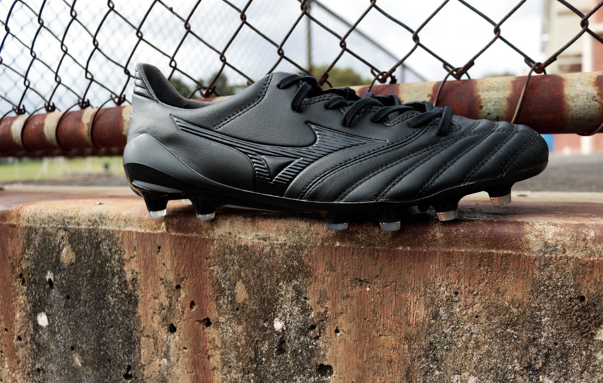 Blackout mizuno clearance football boots