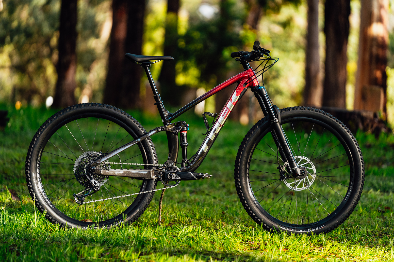 Specialized stumpjumper vs trek best sale fuel ex