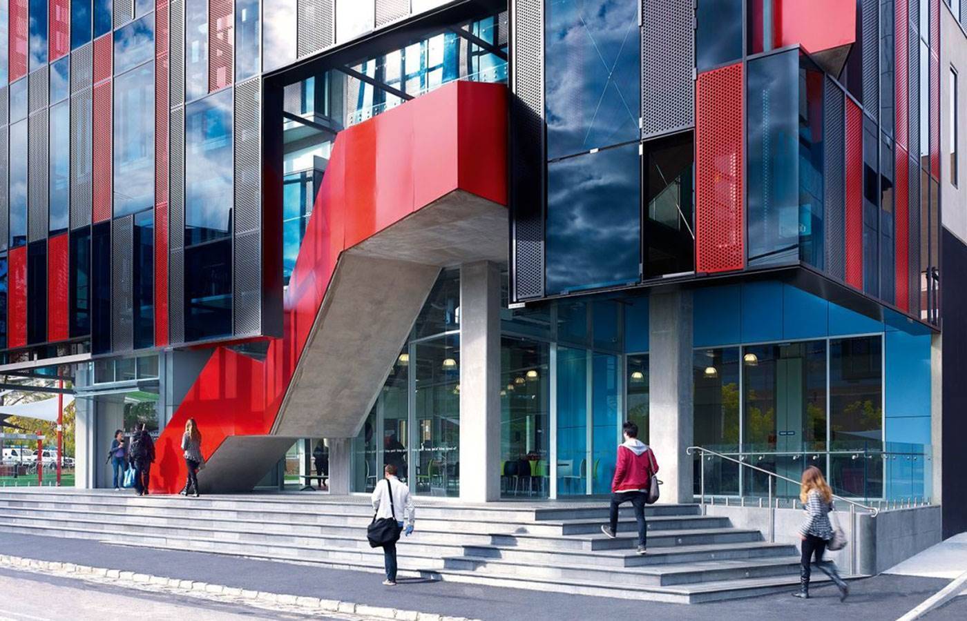 swinburne-uni-launches-aws-backed-cloud-degree-training-development