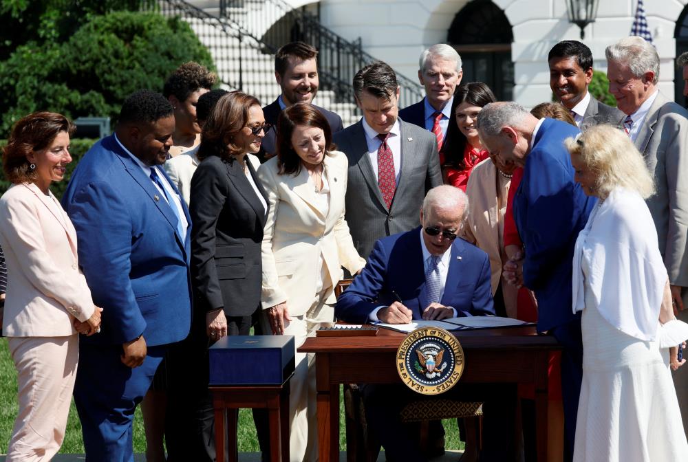 Biden to hit China with broader curbs on US chip and tool exports - iTnews