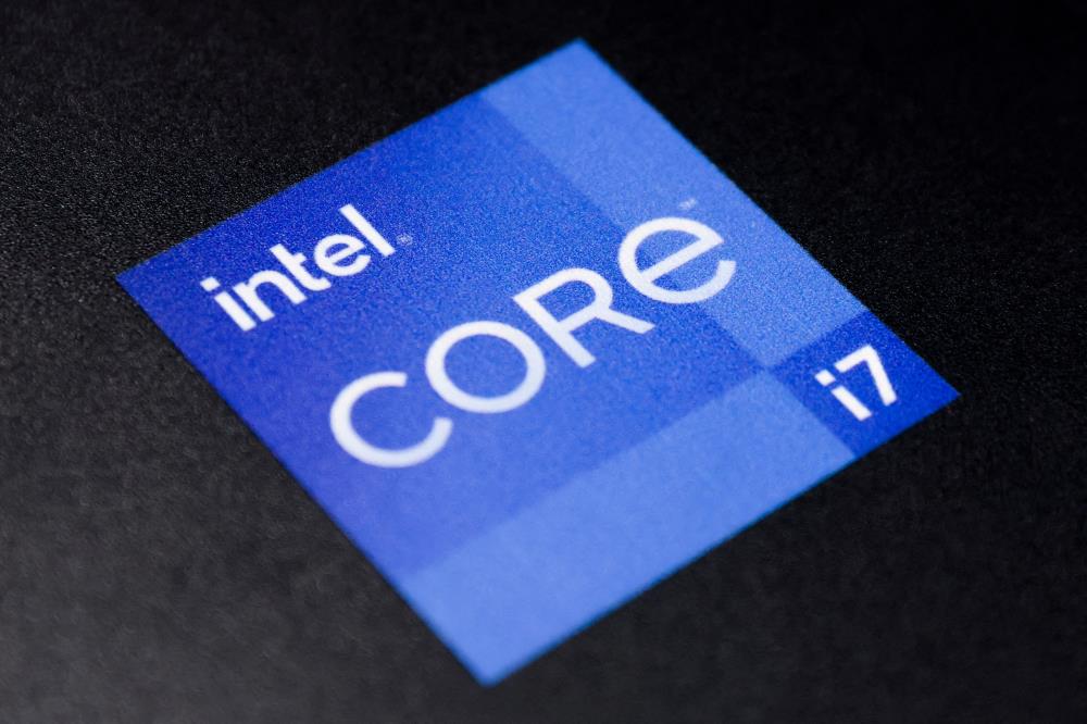 Intel cuts dividend to to save cash