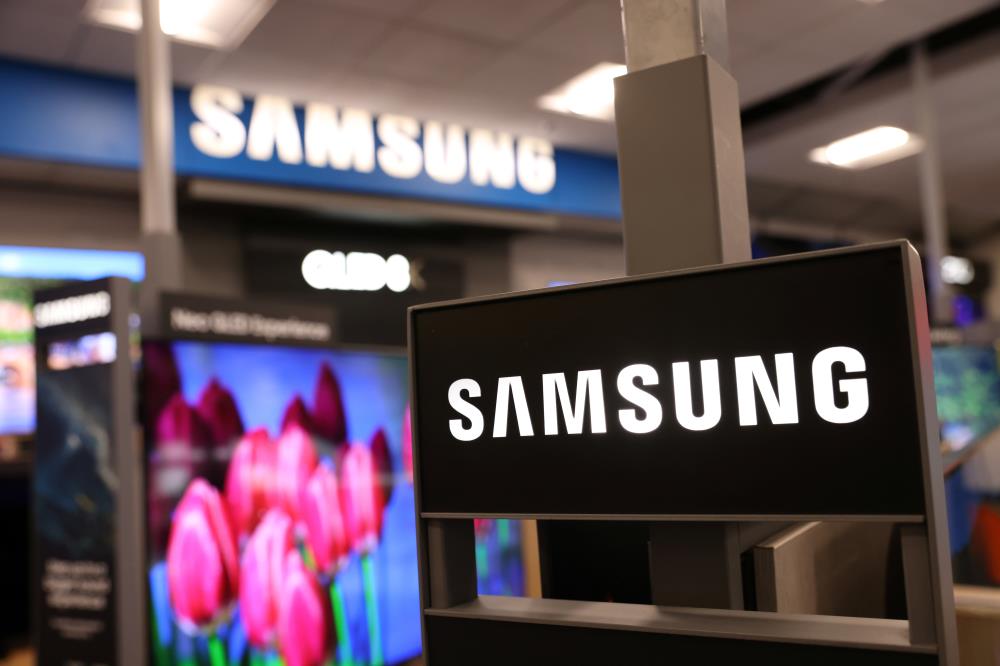 Samsung quarterly profit drops to 14-year low amid chip glut - Vimarsana News