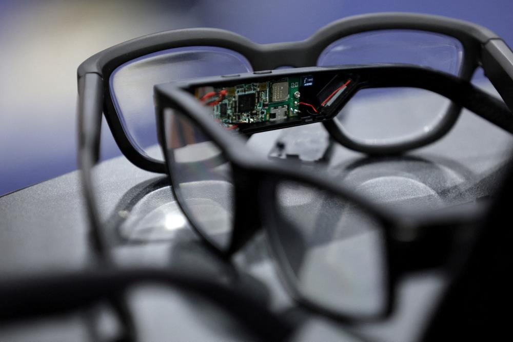 Australia considers banning the use of smart glasses in government buildings