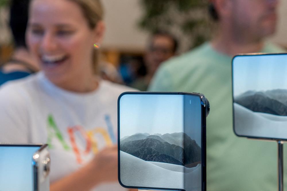 Apple says it will replace iPhone Duo units showing screen problems