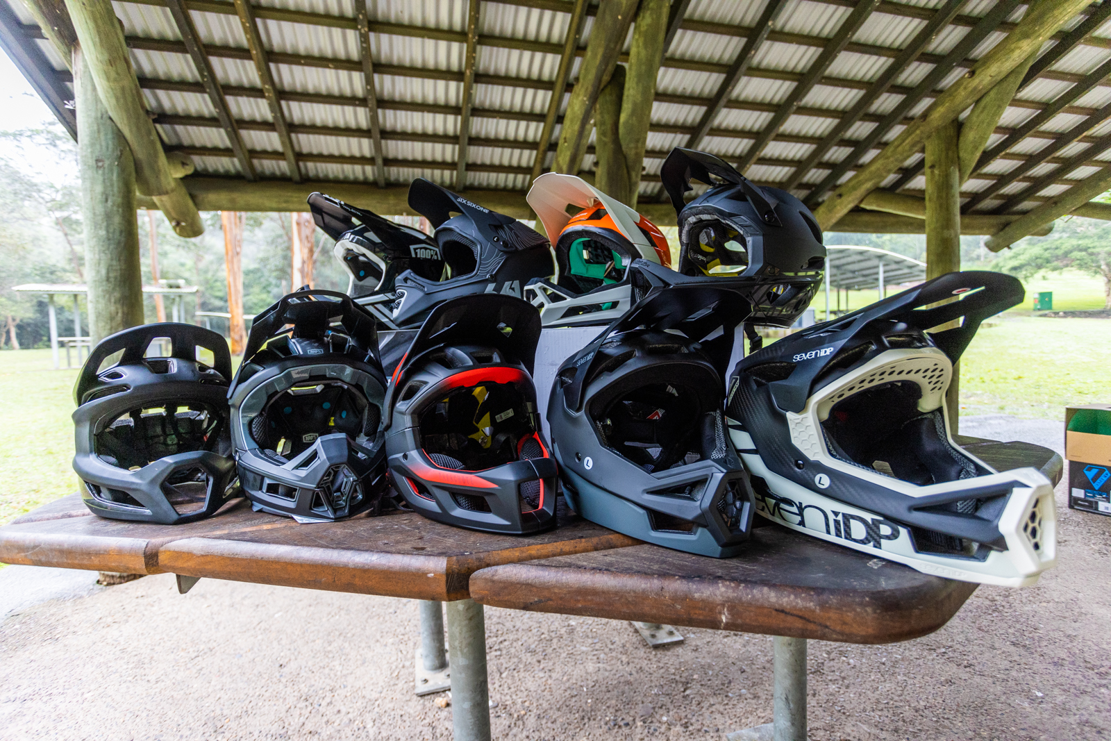 Troy Lee Designs Stage - In our 2023 light and convertible full-face helmet  comparison test
