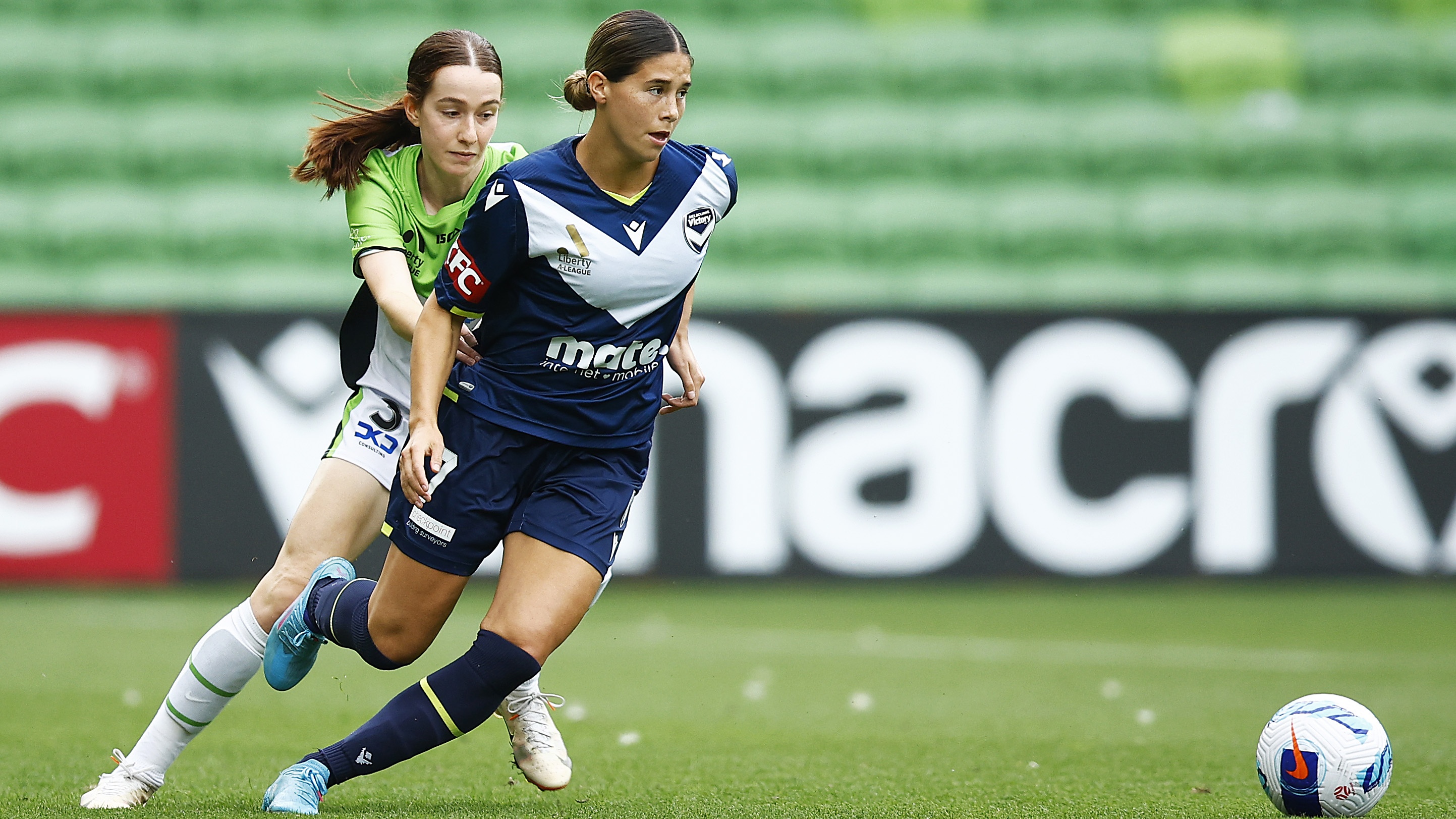 Tenacious Victory scrape into A-League finals