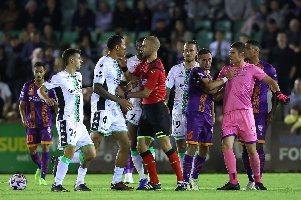<div>European veteran's A-League nightmare continues: 'I don't live with them'</div>