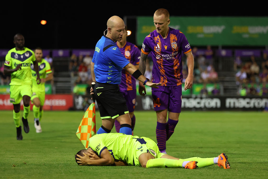 Ikonomidis sees red as Glory beat Victory