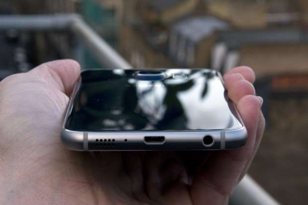 Samsung Galaxy S6 - bottom edge