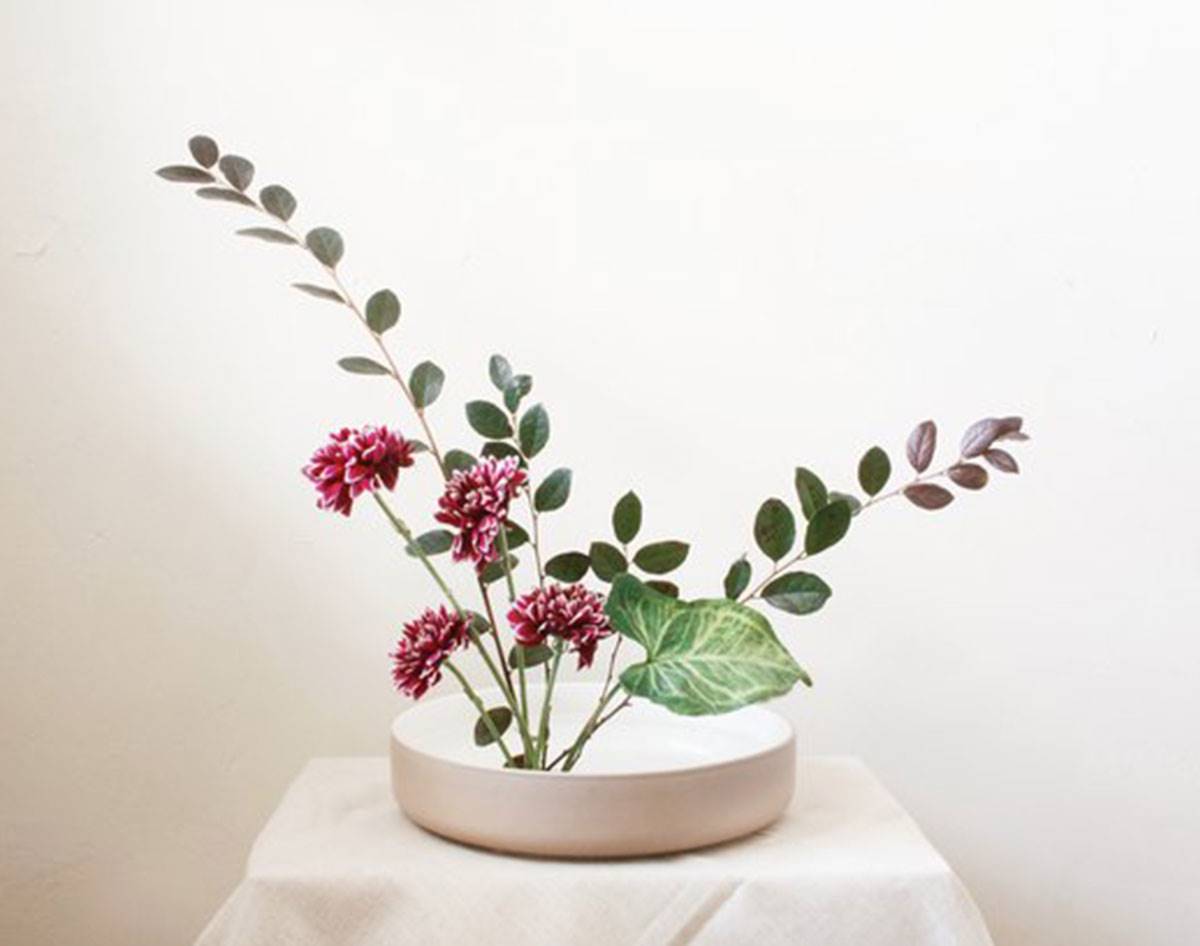 how to create an ikebanainspired floral arrangement • interiors