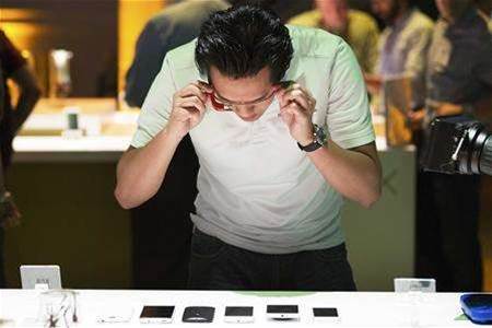 Google bets on custom design with flagship Moto X phone