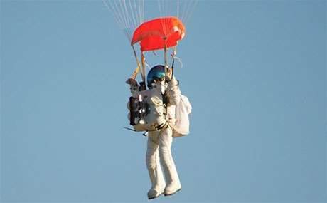 Google exec quietly beats Baumgartner's stratospheric jump