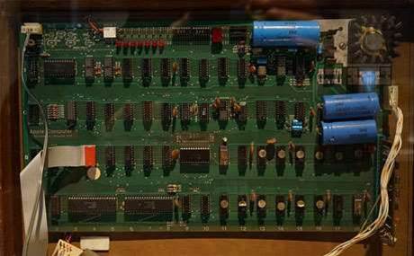Early Apple computer sells for US$365,000