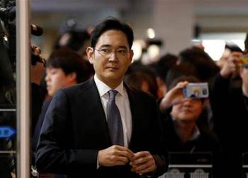 South Korea prosecutor seeks arrest of Samsung boss for bribery