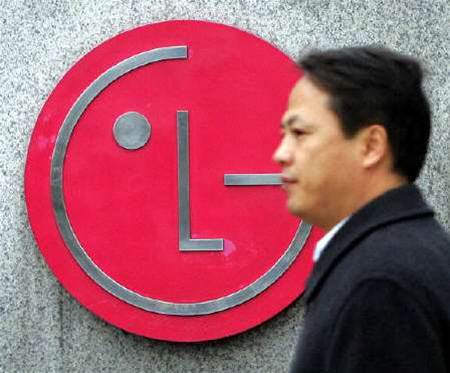 LG Elec Q3 net profit halves, outlook brighter