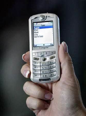 Motorola plans new shapes, launch strategy in 2006