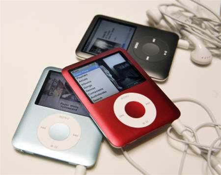 Apple cuts iPhone price, adds wireless iPod