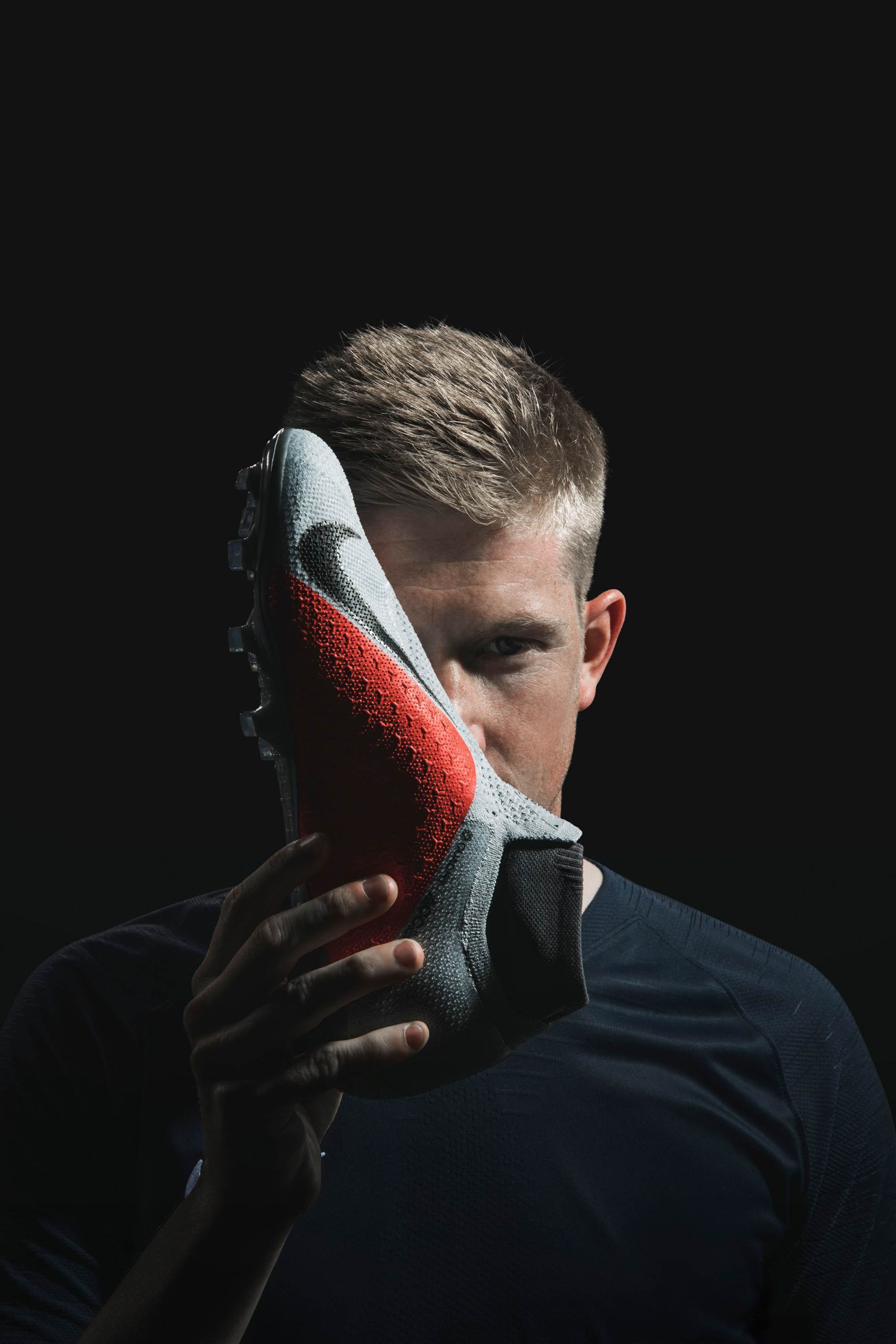 Kevin De Bryne poses with the new Nike PhantomVSN
