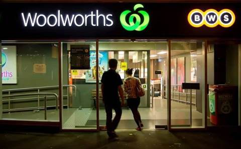 Woolworths uses groceries to discount smartphones