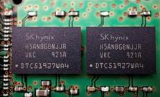 US considers crackdown on memory chip makers in China