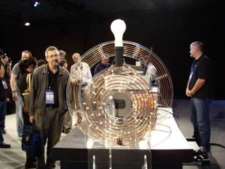 Look ma, no hands - Intel's wireless demo saw the light bulb on the right powered wirelessly