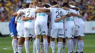 Mariners v Glory match action