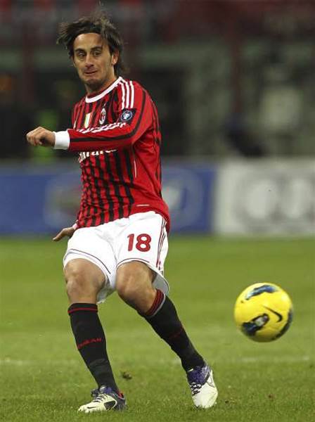 Aquilani Completes Fiorentina Move Aquilani Completes Fiorentina Move