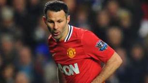 Giggs signs new deal with United