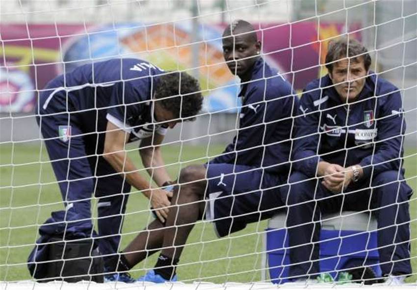 Knee Issue Clouds Balotelli Knee Issue Clouds Balotelli