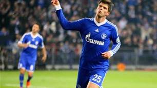 Huntelaar unlikely to leave Schalke