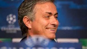 Mourinho shrugs off United link