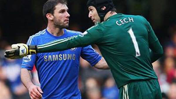 Cech ignores anti-Benitez chants