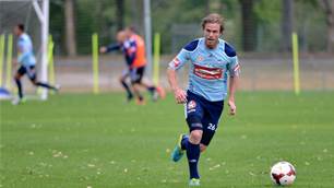 Matt Thompson stays at Sydney