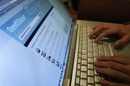 Twitter considers raising over US$100 million