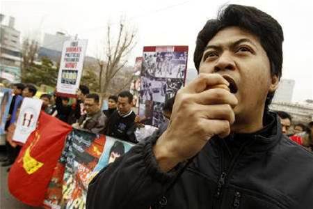 US develops 'panic button' for democracy activists