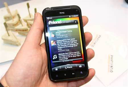 HTC posts first-ever quarterly loss